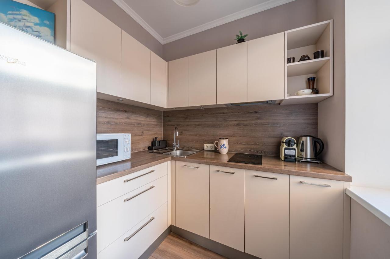 Stylish Latvian Classic 1-bedroom Near Center, Parks & Public Transport Links Korter