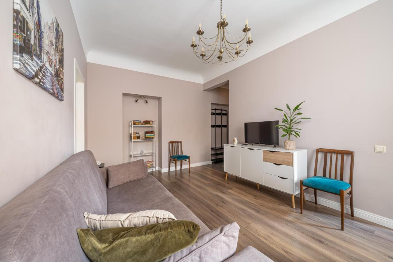 Stylish Latvian Classic 1-bedroom Near Center, Parks & Public Transport Links Korter