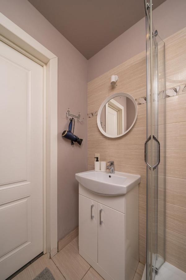 Stylish Latvian Classic 1-bedroom Near Center, Parks & Public Transport Links Korter