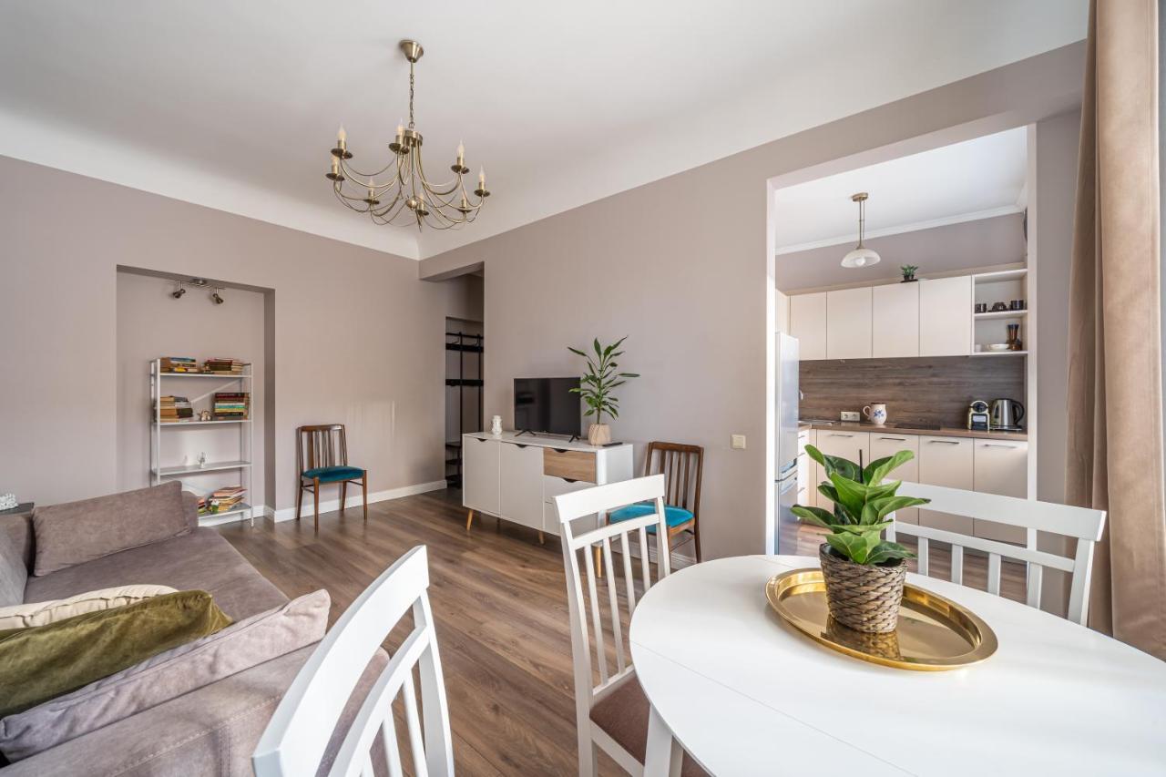 Stylish Latvian Classic 1-bedroom Near Center, Parks & Public Transport Links Korter